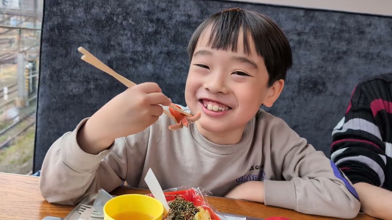 ビナキッチンでGSE BOX（ロマンスカー弁当）を食べるたっくん。ロマンスカーミュージアム。ViNA KITCHEN. Romancecar Museum. 2026年3月20日。