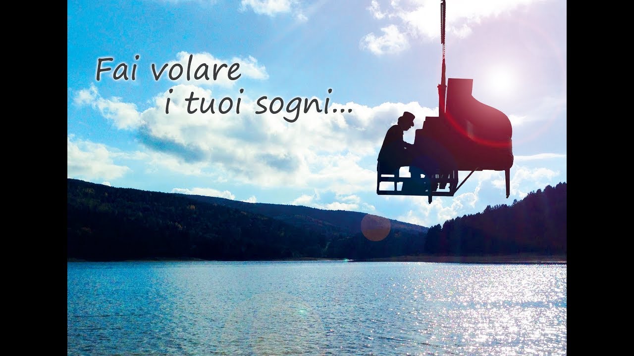 Un pianoforte a coda che vola sopra Venezia
