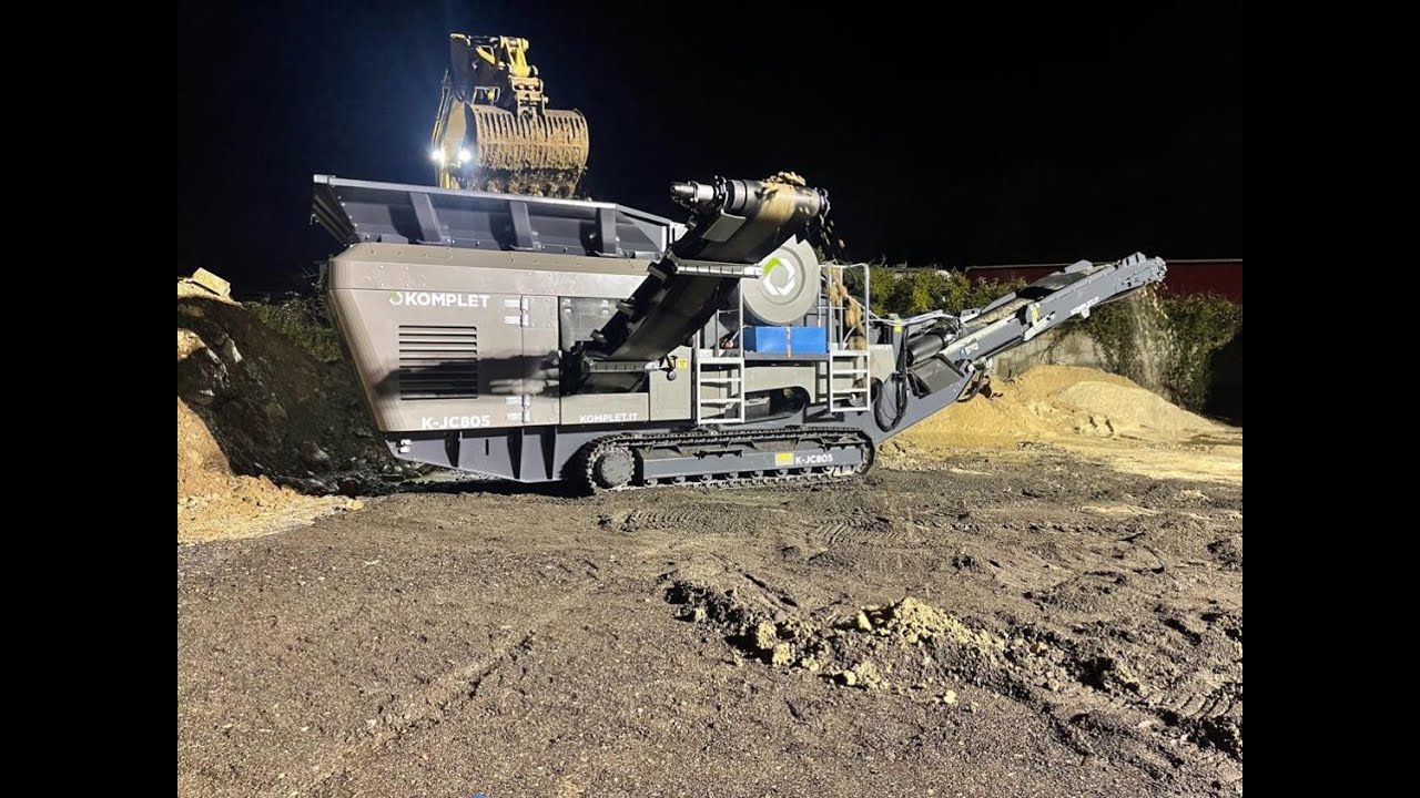 22 Tonnen Mobilbrecher im Einsatz mit Siebanlage