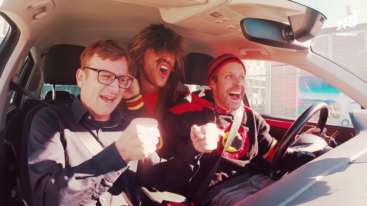 SCB Fans Tinu und Dänu lernen Autofahren - Simon Moser und Assistent Schelker