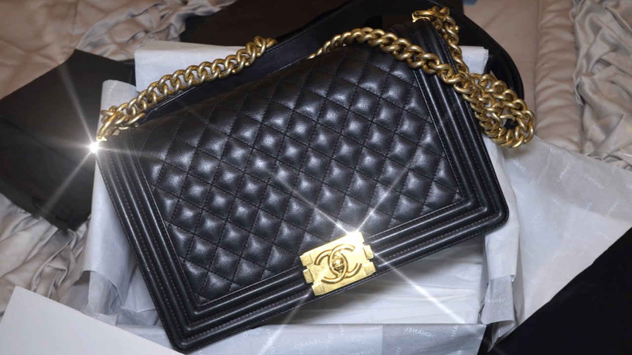 Chanel Le Boy || What's in My Bag | Wear & Tear