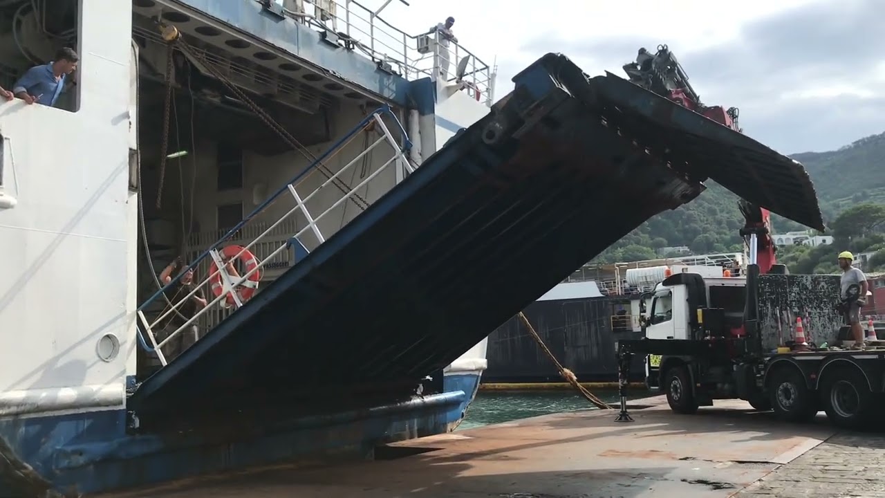 Ischia. Dopo incidente portellone  traghetto Caremar torna a Napoli al bacino, via libera del RINA