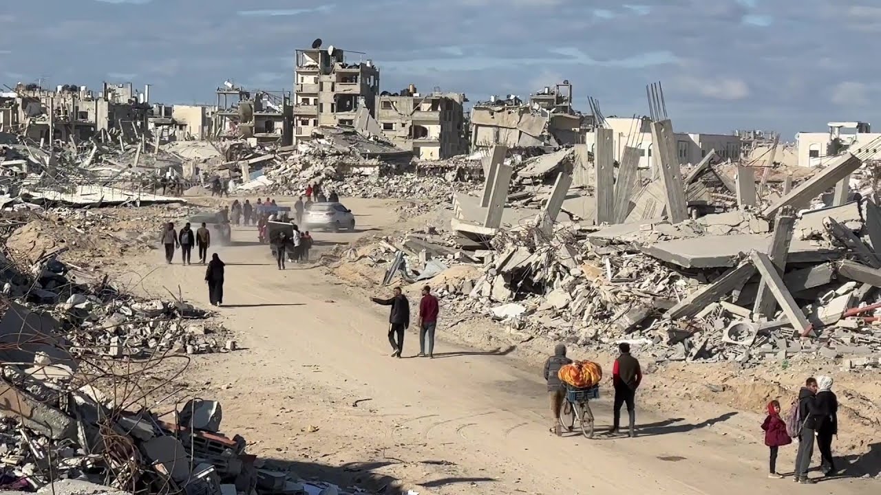 أهالي رفح جنوب قطاع غزة يتفقدون بيوتهم المدمّرة التي هجّروا منها خلال العدوان الإسرائيلي