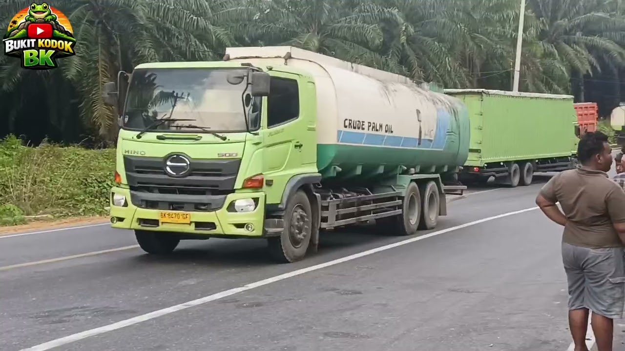 Kabin dan ban depan truck CPO terangkat tinggi saat menarik truck Hino yang terperosok 