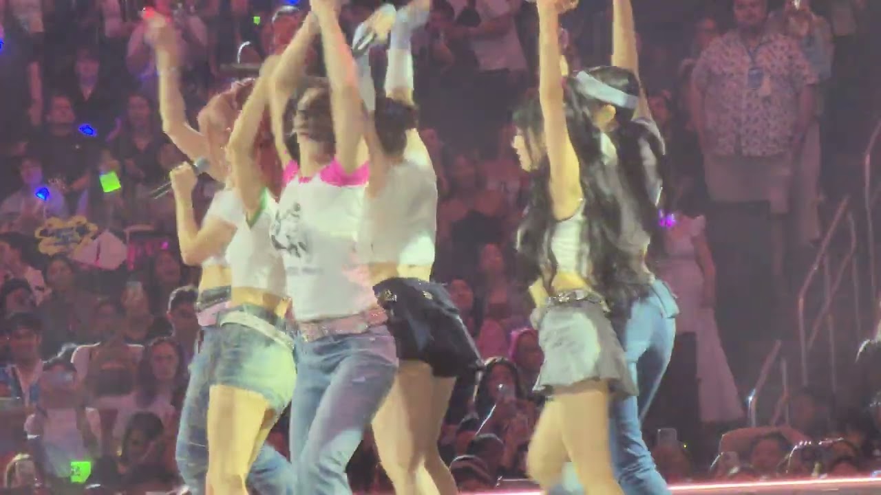 STAYC 스테이씨 Queencard (g-idle 여자아이들) Special Stage at KCON LA 2024 Day 3 Fancam