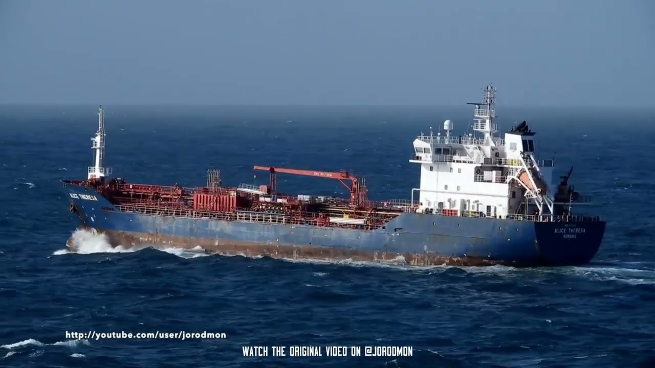 Kapal Tanker Berjuang dari Gelombang Tinggi #ship #shipping #storm