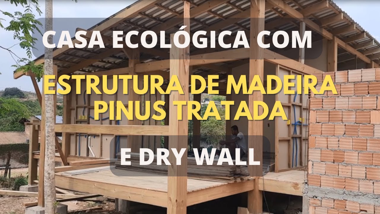 Casa com estrutura de madeira de Pinus tratado
