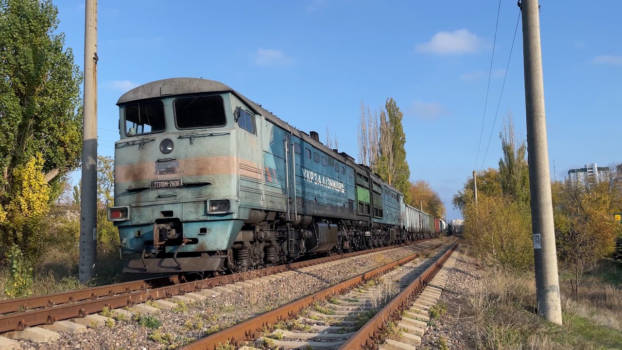 2ТЭ10М-2606 (УЗ) с грузовым мчится по городу Тирасполь !