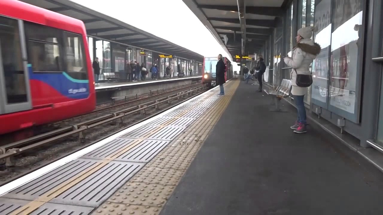 DLR 106 to Bank arriving at Westferry