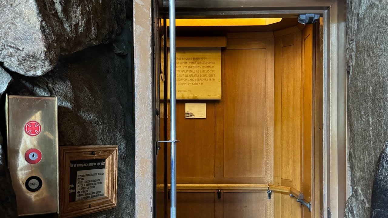Впечатляющие исторические дымоходные лифты Otis/Asheville Traction в отеле Omni Grove Park Inn в ...