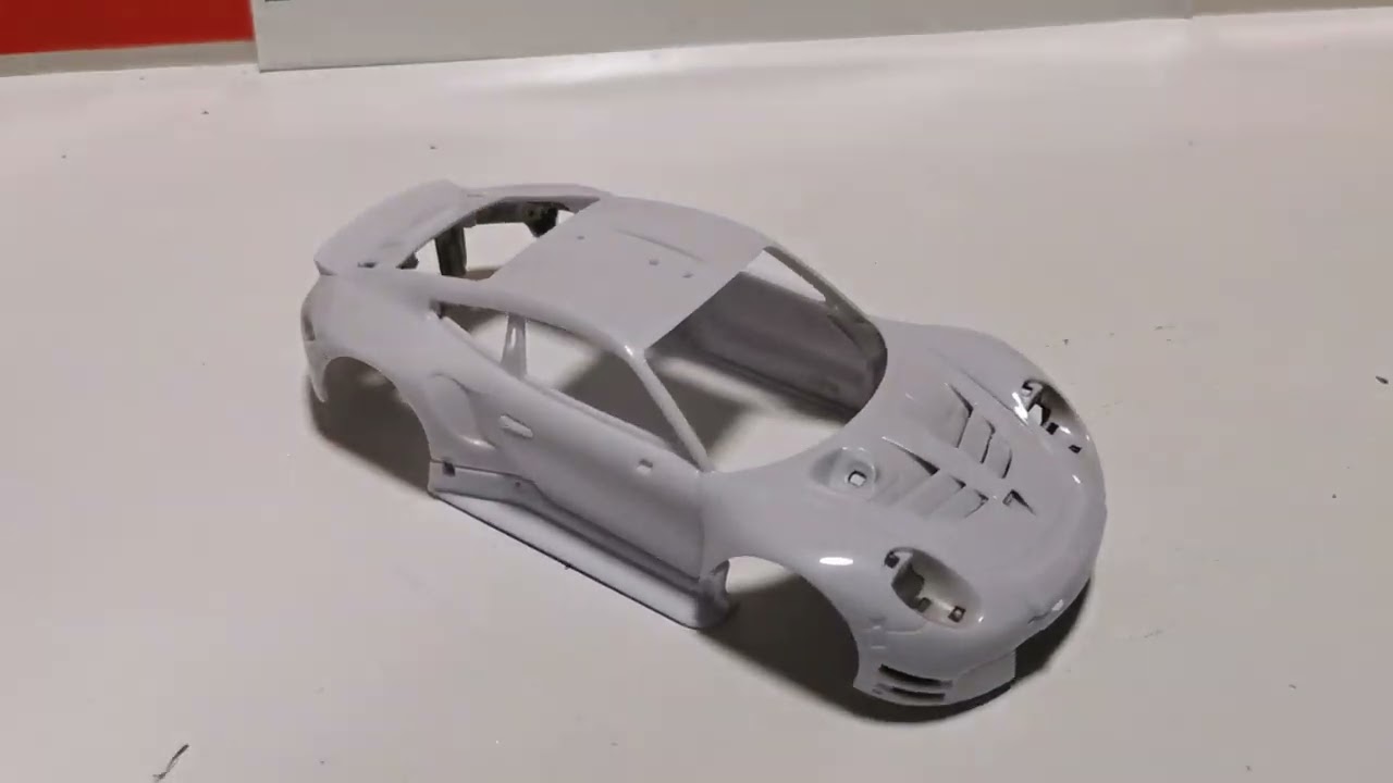 Carrera Digital 132 Porsche 911 RSR Umbau Teil 2 Karosserie wurde im Ultraschallbad entlackt.