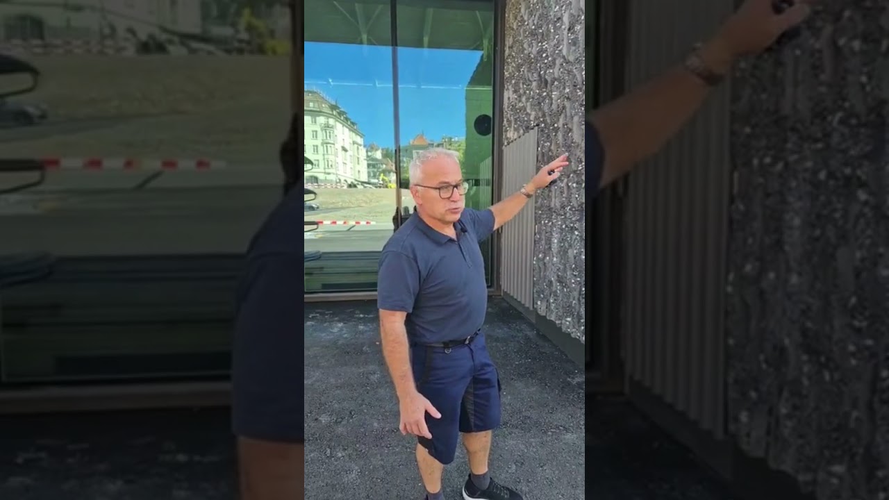 Martin Willimann auf Tour durch die St. Galler Kantonalbank Halle