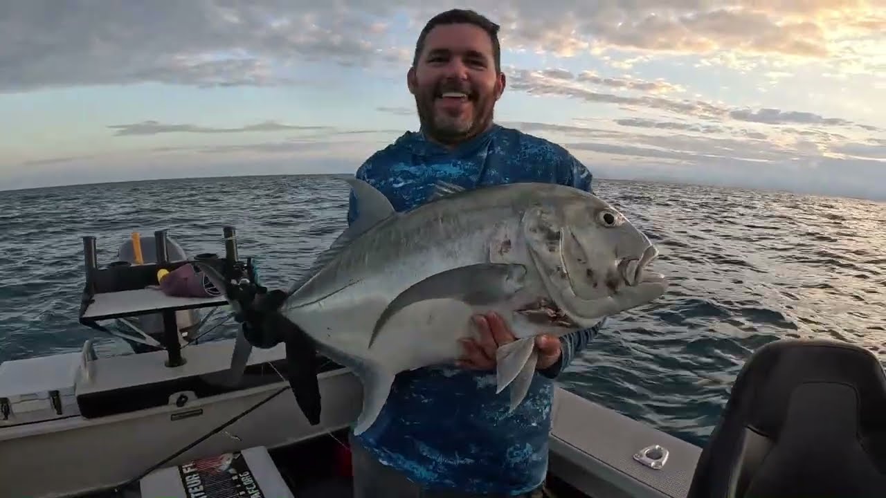 Наконец-то я его получил! Topwater GT на Большом Барьерном рифе, у берегов Кардвелла, Квинсленд, ...