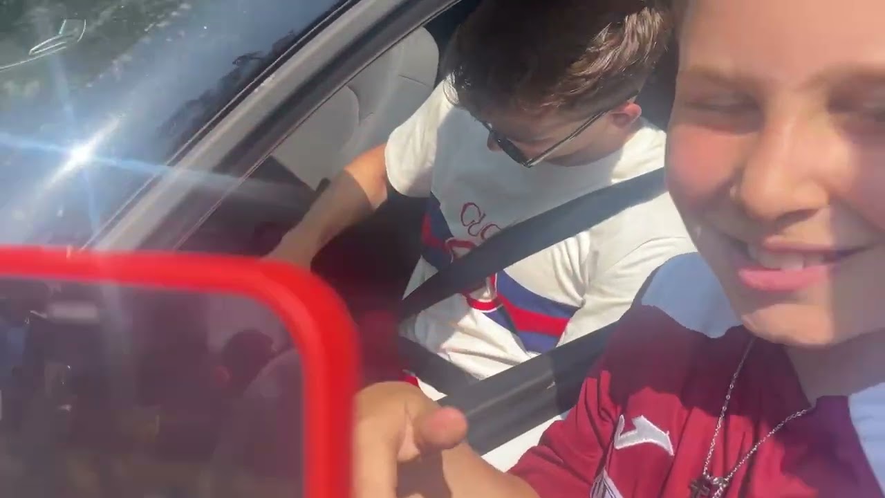 Calciatori della Roma lasciano Trigoria e firmano autografi ai tifosi, Llorente: 