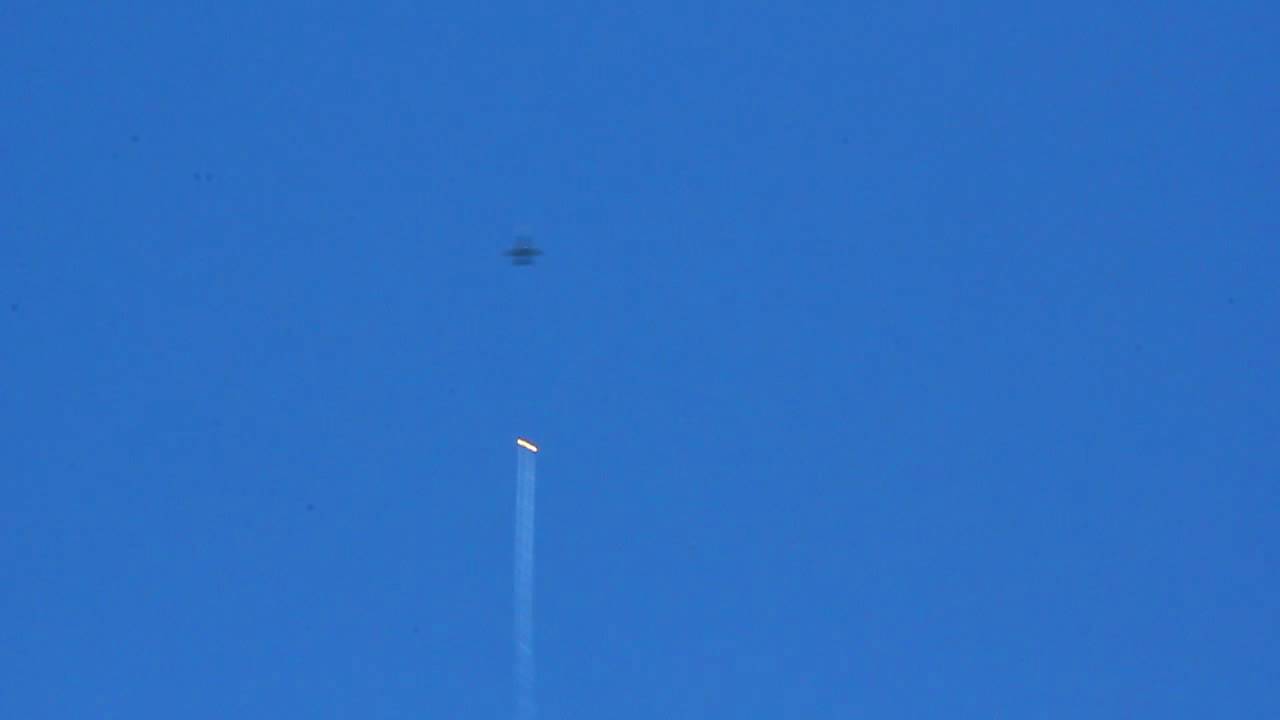 F18 hornet doing evasion manouvers with flares. Kauhava Lent&auml;jien juhannus 2012