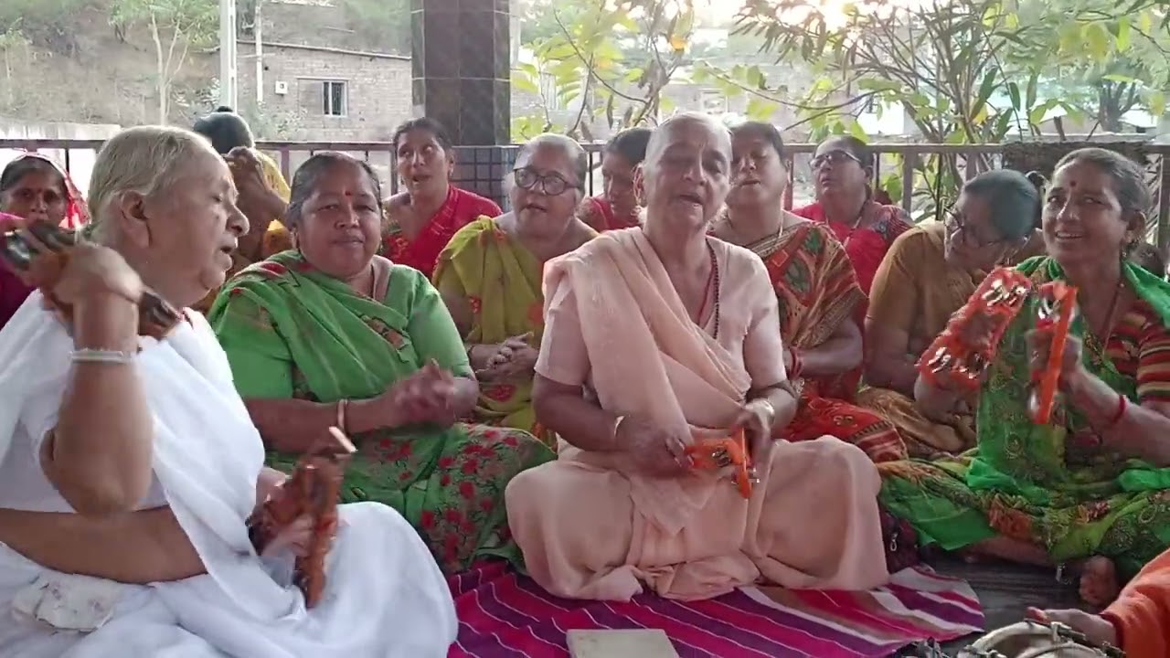 ગંગાસતી પાનબાઇ માં ને વિનવે રે કિતન નીચે લખેલું છે જય ફક્કડાનાથ મંડળ ભાવનગર.. માં..