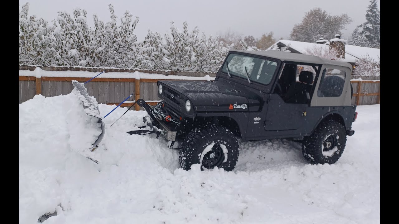 Уборка снега компанией Mahindra Roxor!