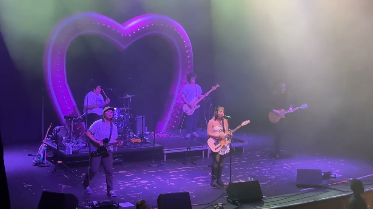 Beach Bunny - Tunnel Vision - Live debut @ Pool Party On Ice - Thalia Hall Chicago N1 12/28