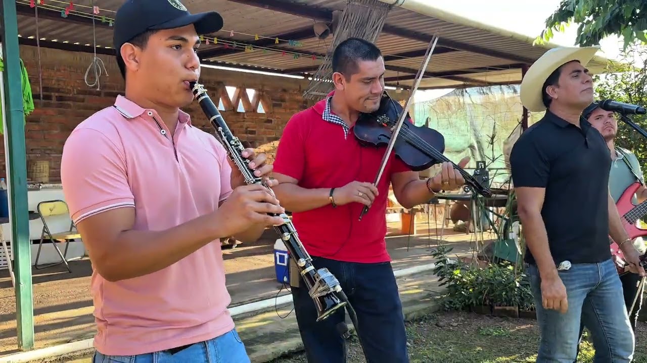 La Feria De Las Flores (En Vivo)- Grupo Alebraju 
