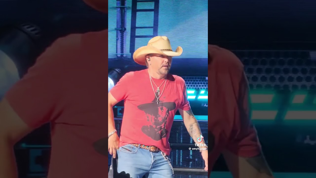 Jason Aldean pays Tribute to Charlie Kirk in Detroit Michigan. Try that in a small town 