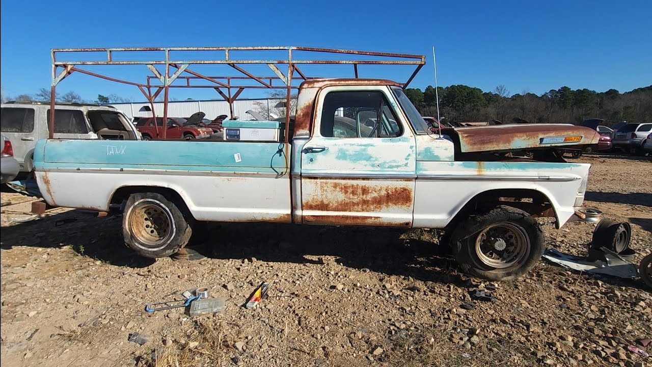 Старый рабочий грузовик Ford F100 1967 года выпуска, найденный на свалке.