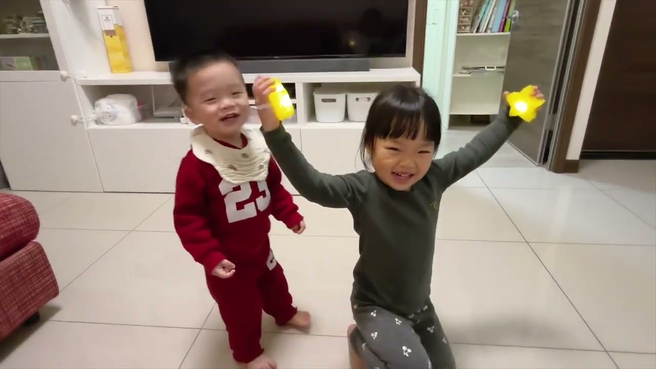 在家裡表演幼兒園的聖誕表演給媽媽看/沙發上的母女聊天