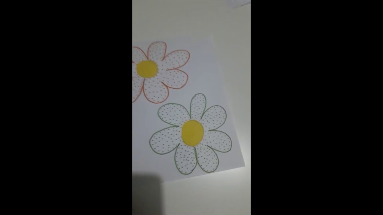 Fiori che sbocciano esperimento la capillarità dell'acqua