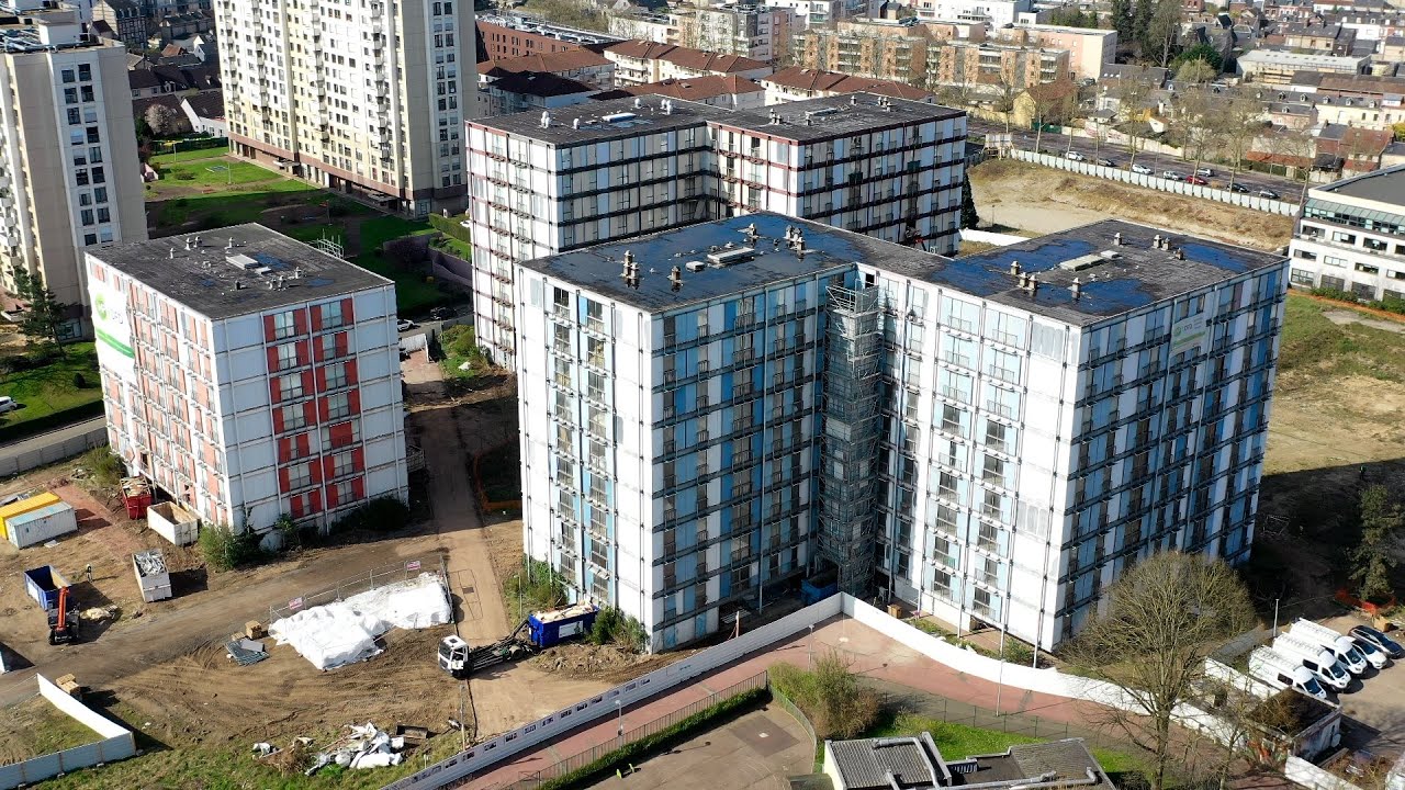 Début des travaux de démolition d'immeubles à Rouen en vue aérienne par drone