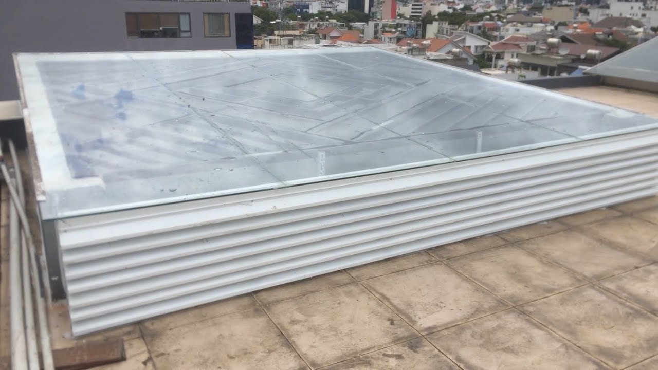Ô giếng trời nên lợp tấm poly hay lợp kính cường lực?