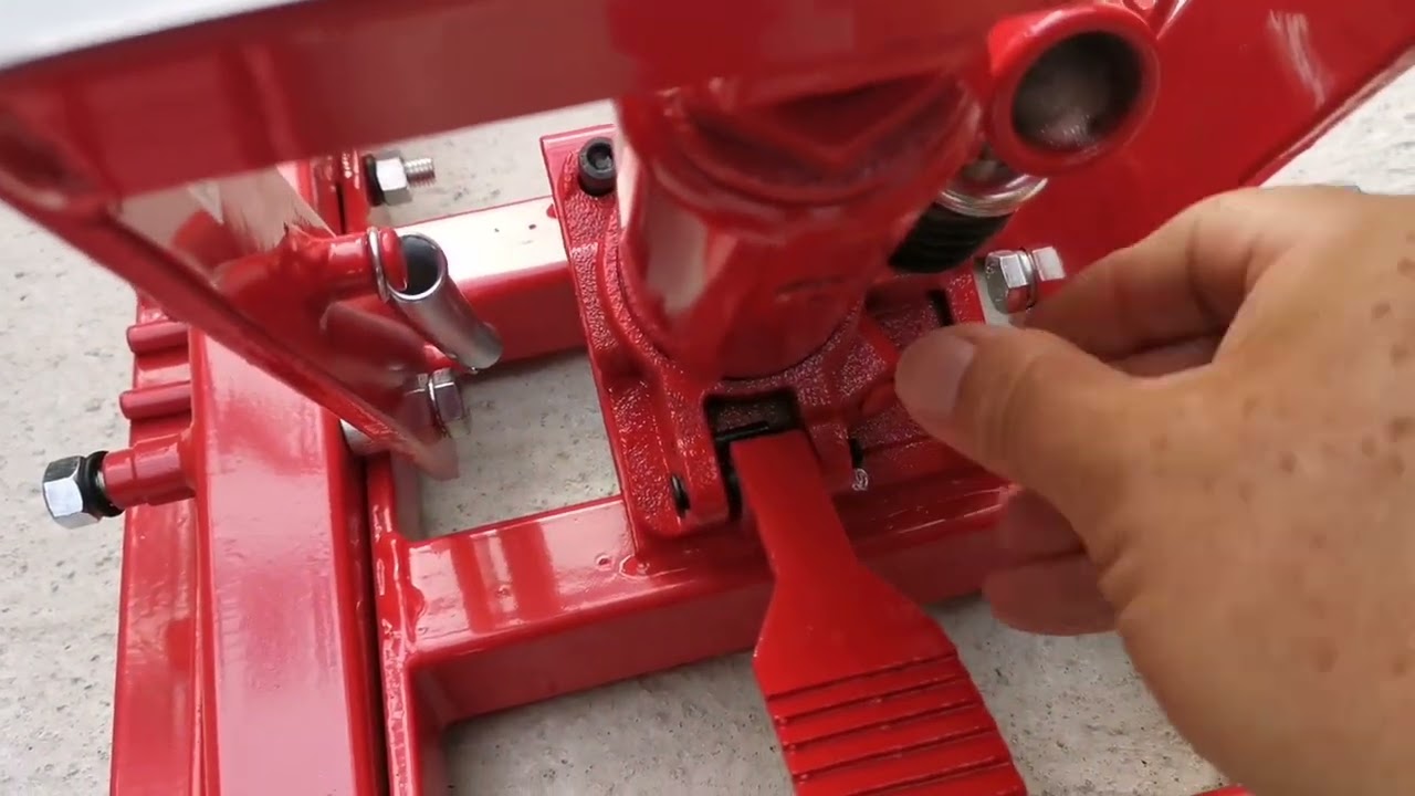 Unboxing Rothewald Hydraulik-Heber für Motorräder mit Doppelrohrrahmen.