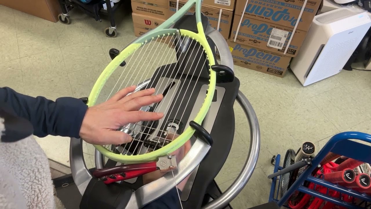 Tennis string, starting cross. Head extreme and Wilson NXT. How to string a tennis racquet. 