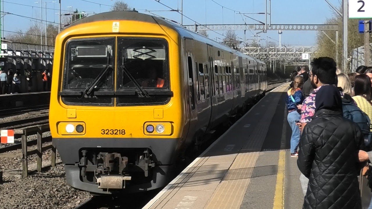#2 Trains and crossovers at Tamworth (ft - Ex WMR 323218) | 05/04/25