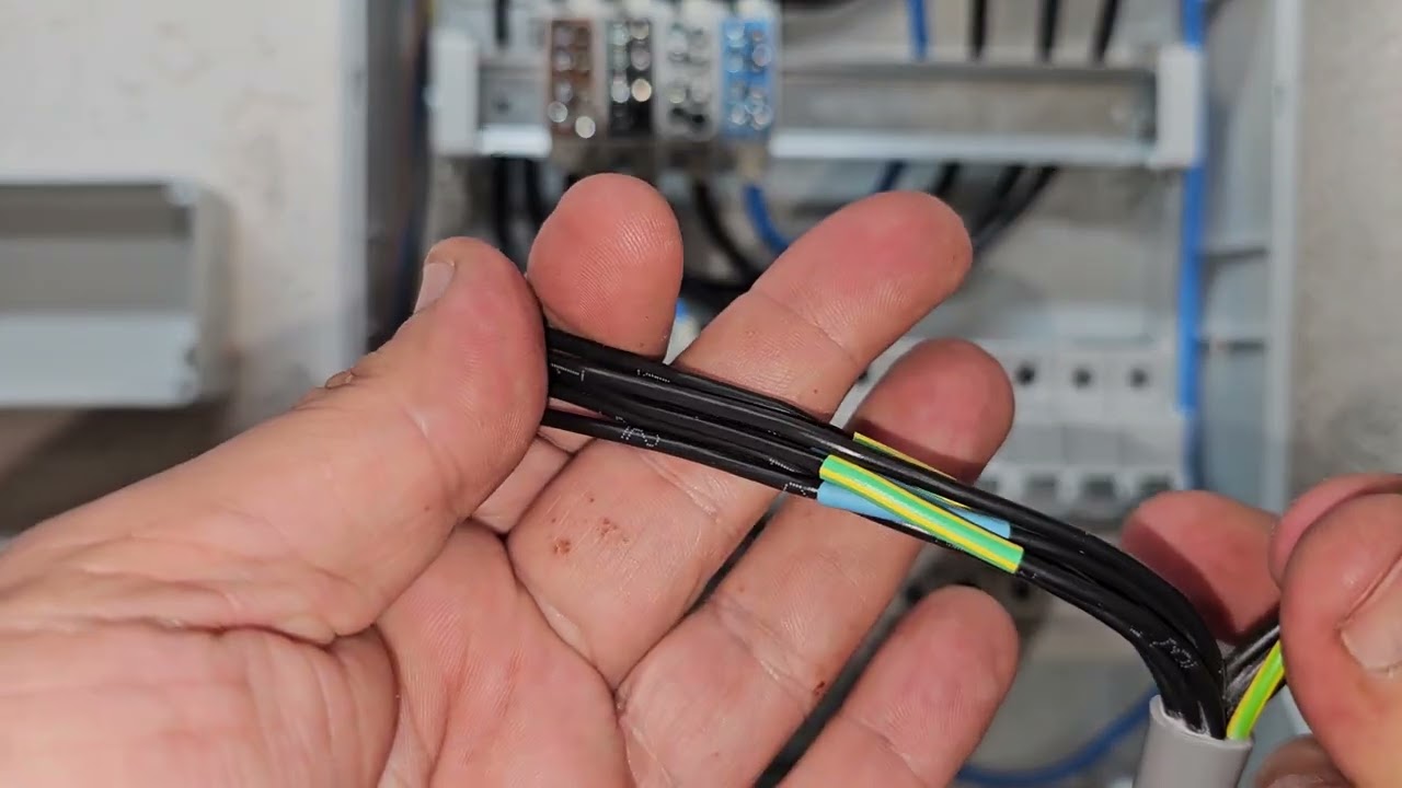 Codul culorilor pentru conductori electrici in curent alternativ.