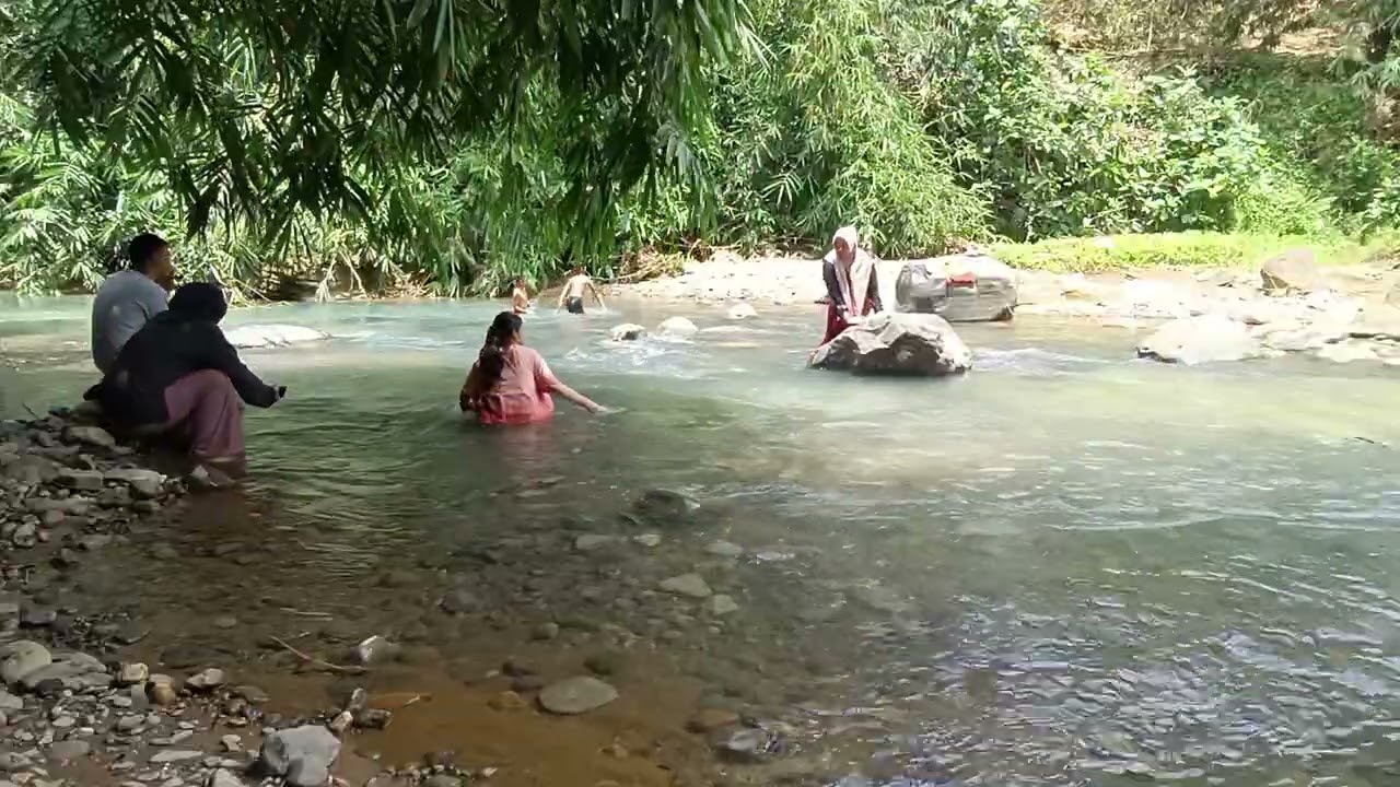 Sehari di kampung harus nyempetin mandi di kali 😁Seger banget guysss