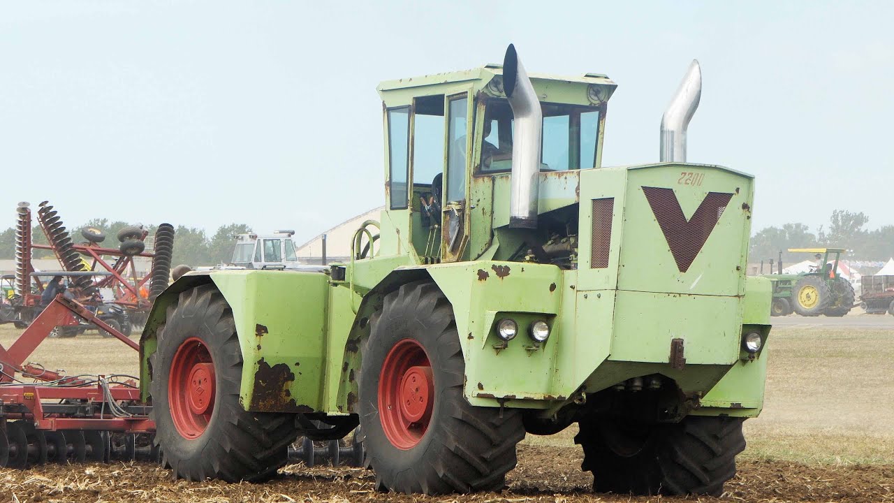 Steiger 2200 & Allis Chalmers 440 on duty in the field at Half Century of Progress Show 2025