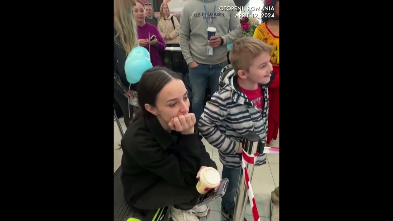 Spectacol de circ rom&acirc;nesc pe aeroportul din București