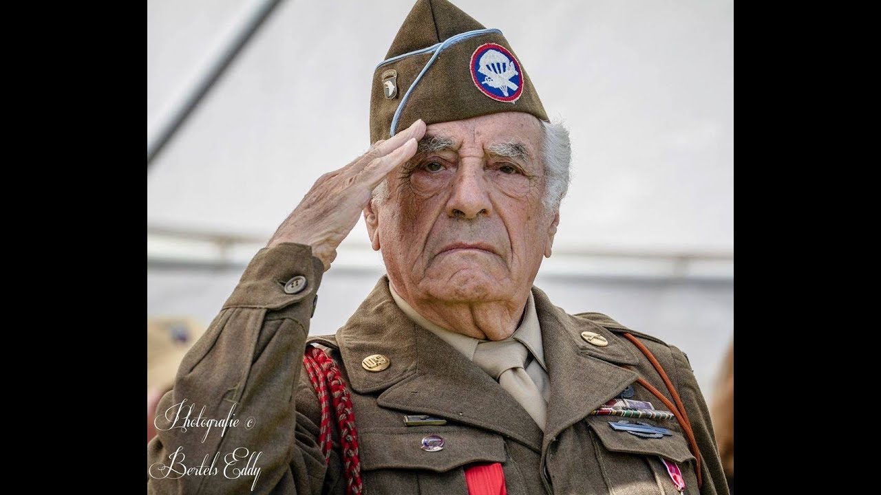 WWII Veteran Vincent Speranza Sings at USAMU Formal