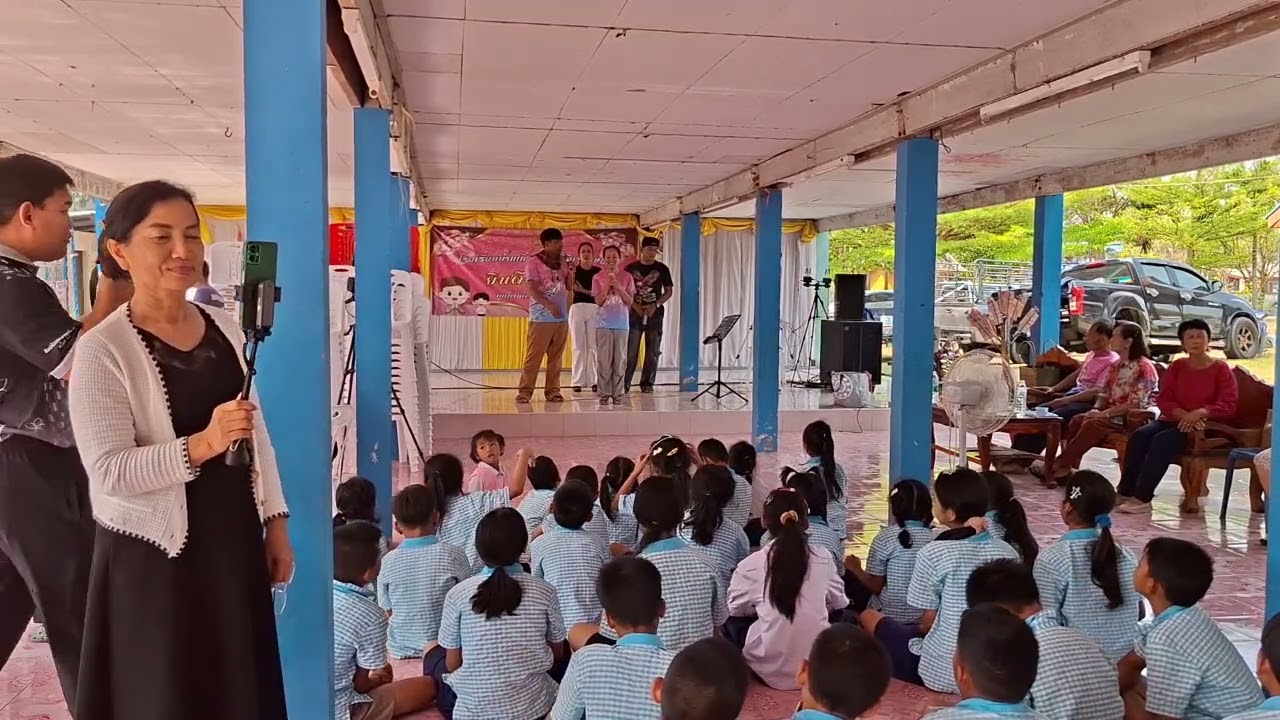 ส่งมอบเก้าอี้ให้โรงเรียนบ้านเกิ้ง180ตัวจากพี่น้องบ้านศรีวิไล #เคศรีวิไล#ธิดาลาวศรีวิไล #บ้านศรีวิไล 