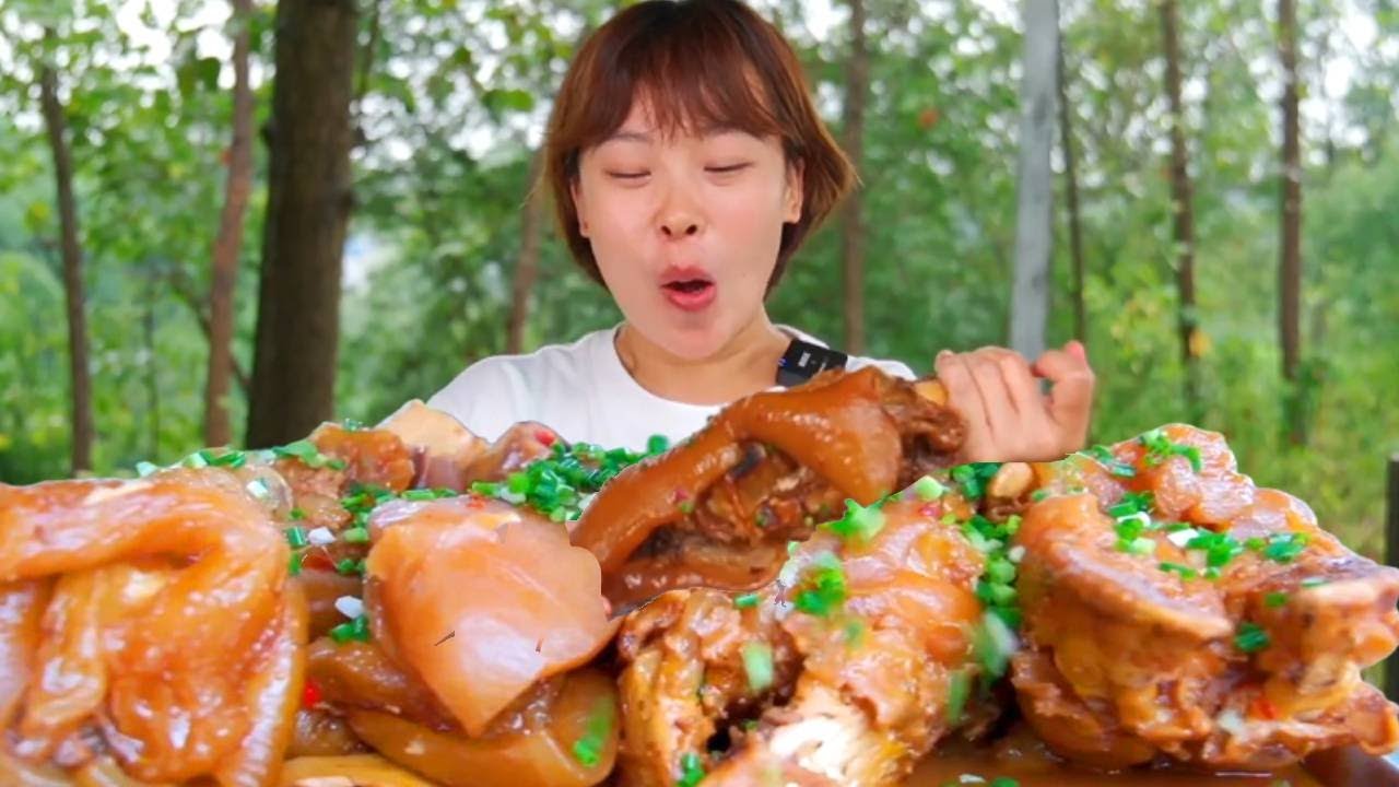 秋妹做辣卤牛蹄筋，铁锅炖得软烂耙糯，大蹄筋咬上一口太带劲了#牛蹄筋 #辣卤牛蹄筋  #榴莲