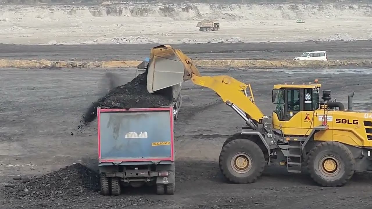 SDLG L975F loading windrowed coal
