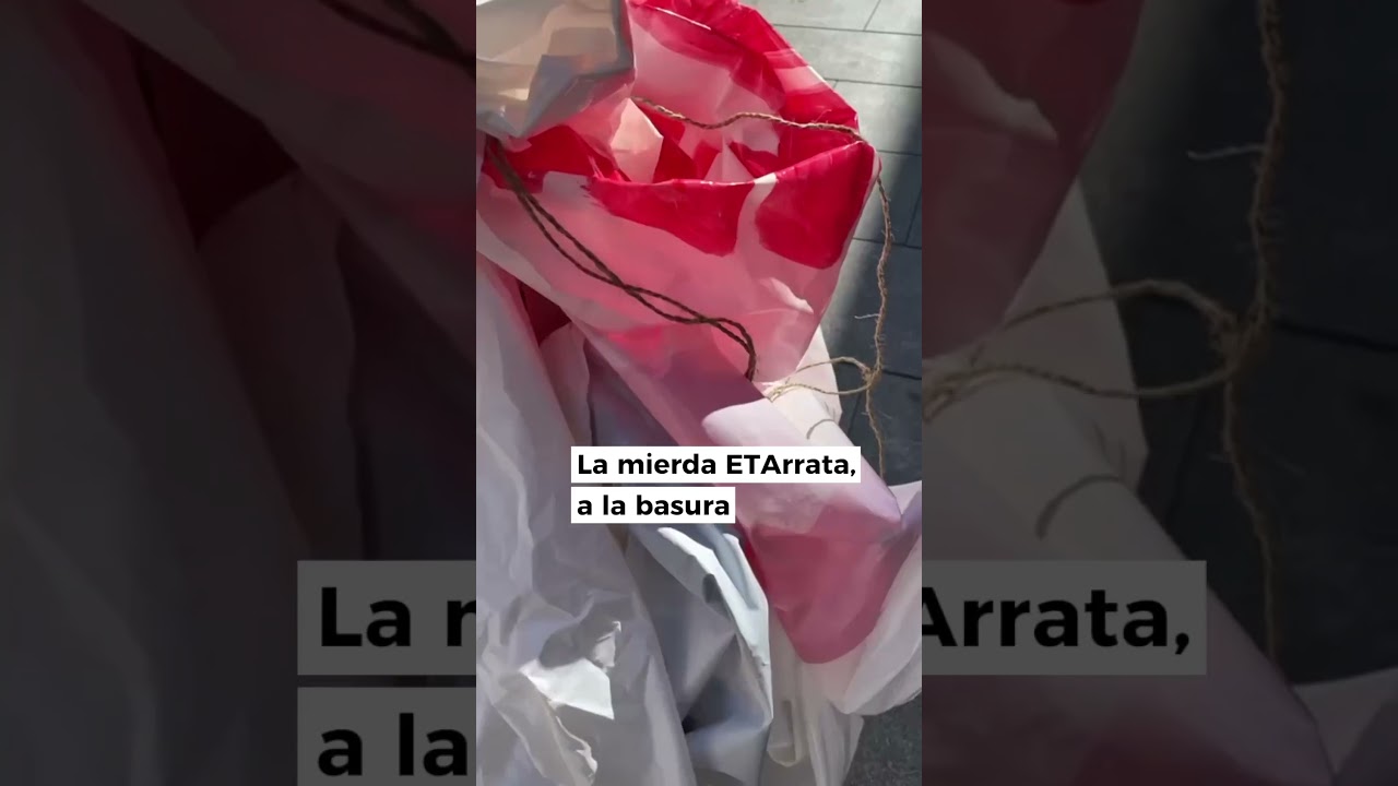 Retiran pancarta contra Abascal que filoetarras hab&iacute;an puesto en la Plaza del V&iacute;nculo de Pamplona