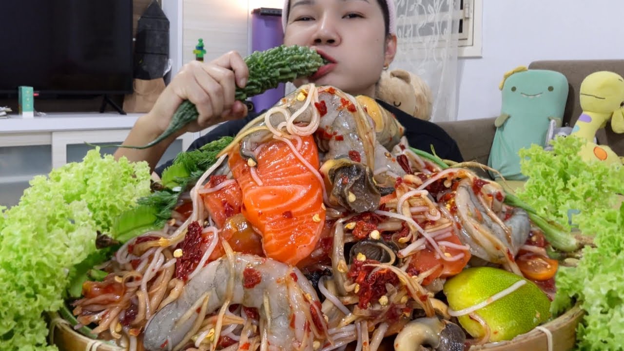 วิธีทำแคปหมูไร้มัน❗️กินกับส้มตำถาดใส่กุ้งแซลมอนหอยหวานแกล้มผักชีลาว มะระ อัลฟัลฟ่า 