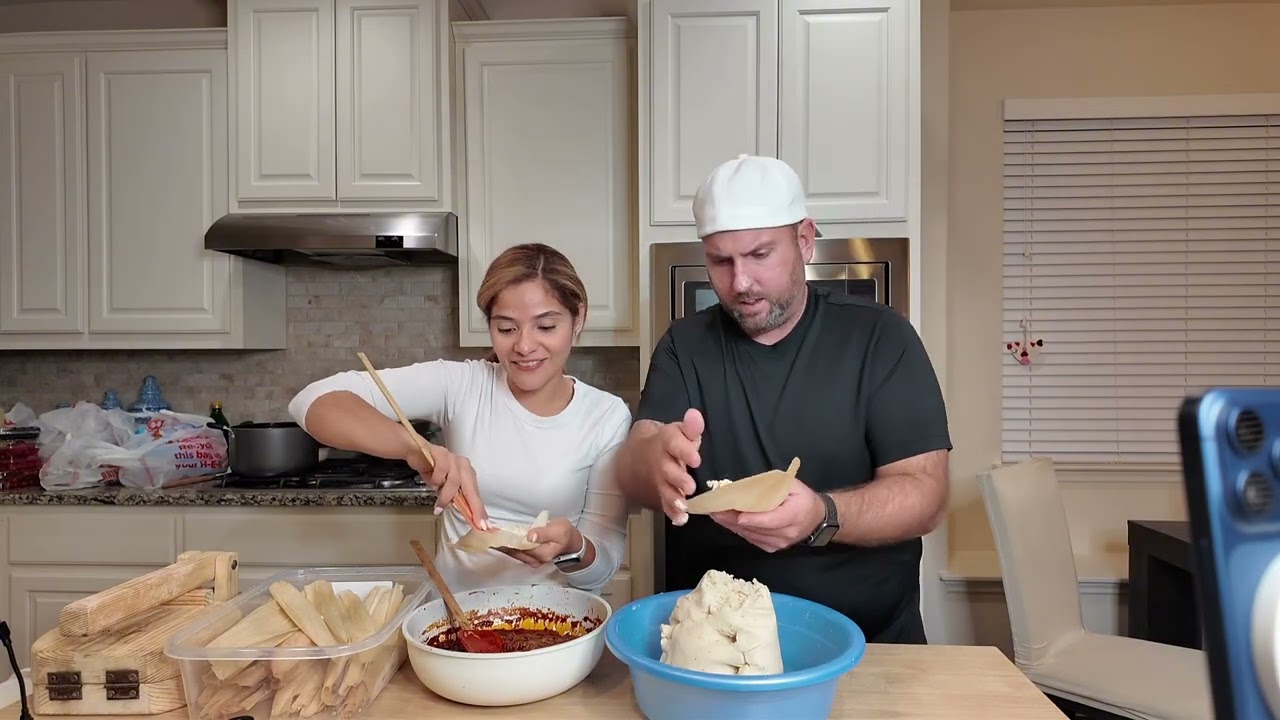Tamales mexicanos en salsa roja 