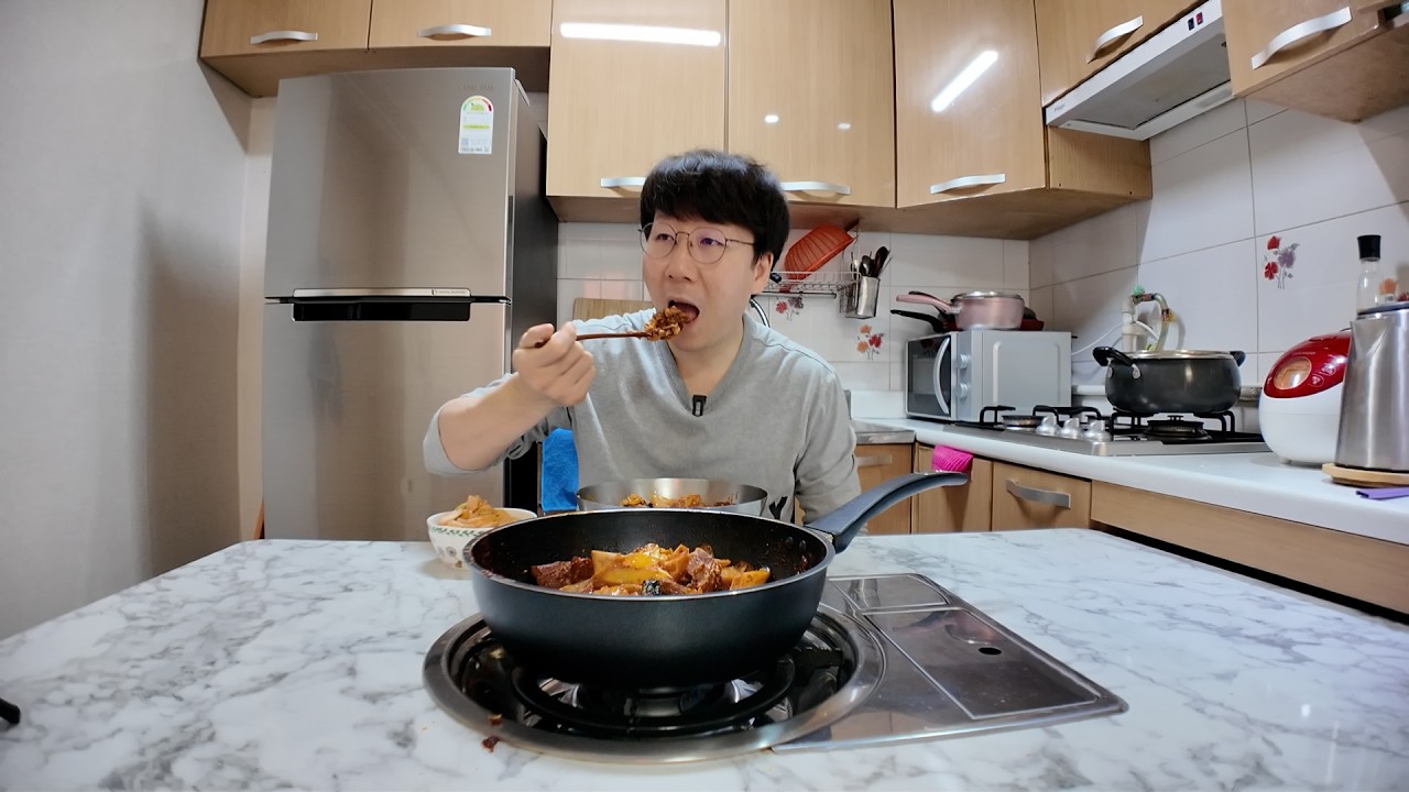 혼자 살면 다 이렇지 않나요?그냥 고기 구워서 대충 빨갛게 볶았습니다. 제육이죠 뭐