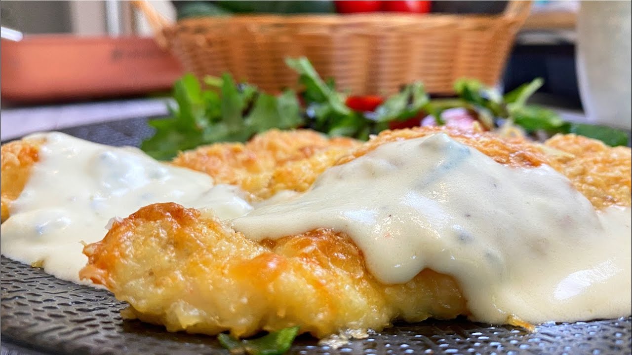 Pui în crustă de parmezan cu sos blue cheese | Parmesan crusted chicken with blue cheese sauce