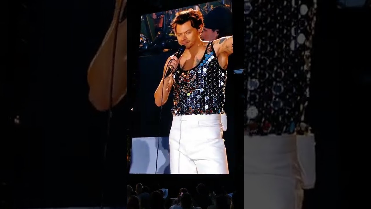 Harry Styles helping a fan come out - Wembley Stadium 19th June 2022