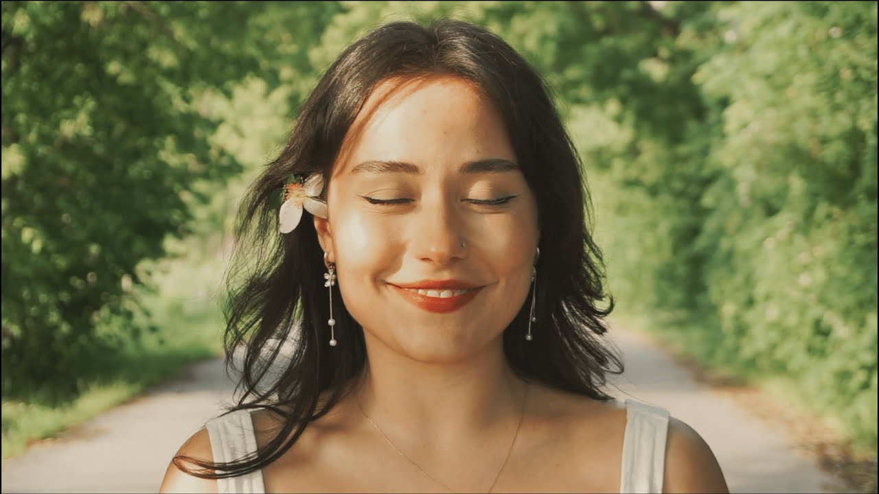 Ayça Özefe - Gülüşünde Bi' Şey Var (Official Music Video)