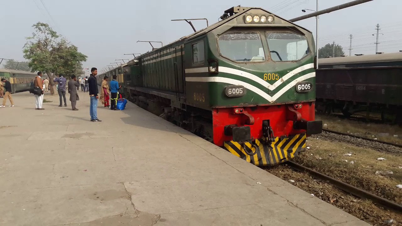 Ghouri Express Arrival In Faisalabad Railway Station 9 December 2016.