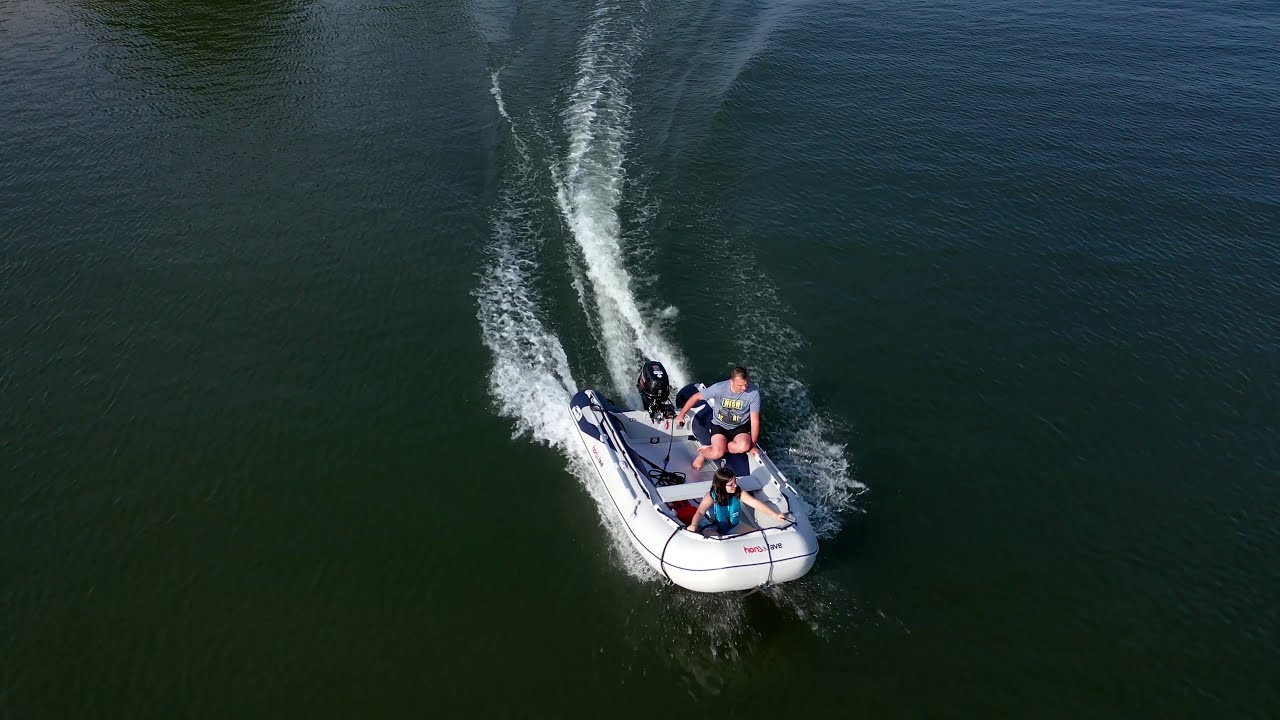 HonWave T35, Erste Testfahrt mit dem neuen Schlauchboot. Bootfahren mit 20 PS Suzuki Außenboarder.