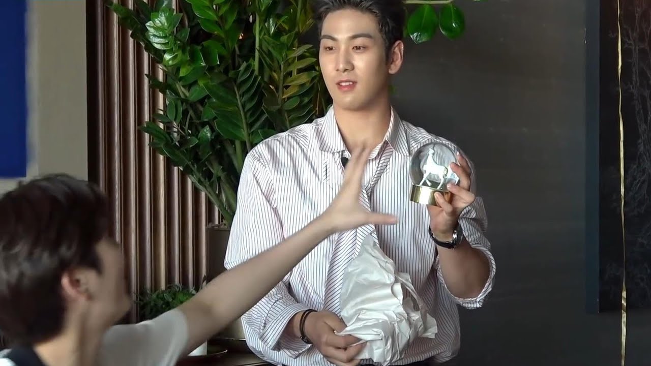 동호랑 민현이 몰래 산 민기의 스노우볼 두 개, 어쭈